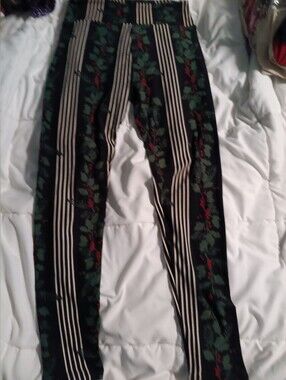 NWT OS(2-10) LULAROE CHRISTMAS FLORAL STRIPE WITH  HOLLY & BERRIES LEGGINGS.